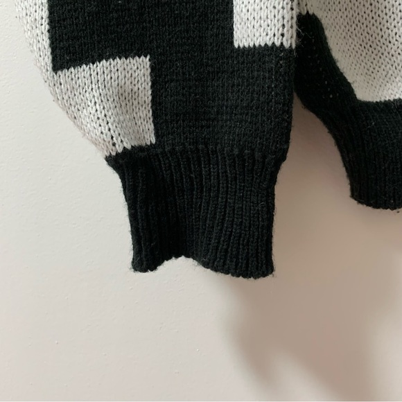 Vintage Knit Sweater 🤍 - Picture 3 of 7